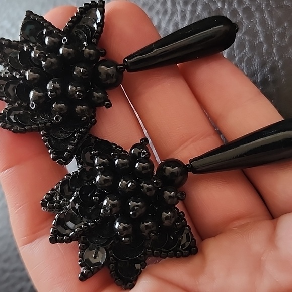 VTG Black Beaded Earrings - Picture 4 of 9